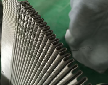Pleated sintered mesh filter